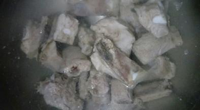 另起一锅清水，将排骨倒入