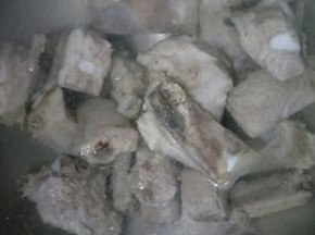 另起一锅清水，将排骨倒入