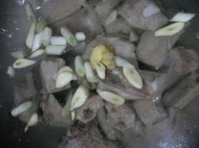 加入葱姜蒜