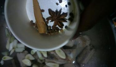 加入花椒，八角和桂皮，开大火煮开