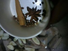 加入花椒，八角和桂皮，开大火煮开