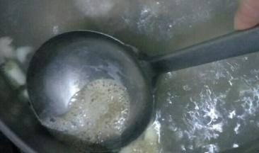 煮开后撇去浮沫