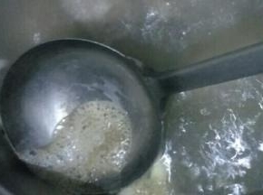 煮开后撇去浮沫