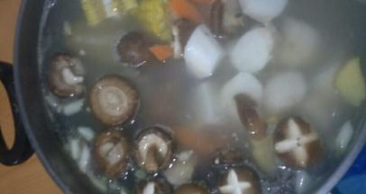 放入山药，胡萝卜，香菇和玉米