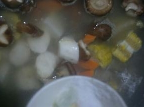 加入盐，继续开大火煮开后转中小火煮40分钟左右OK