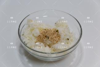 米饭中加入熟白芝麻，盐，香油