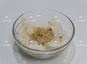 米饭中加入熟白芝麻，盐，香油
