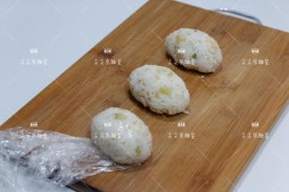 利用保鲜膜协助，依次将饭团做好，放一旁备用