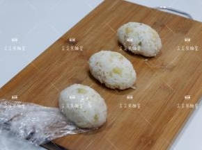 利用保鲜膜协助，依次将饭团做好，放一旁备用