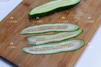黄瓜洗净，用干净的刮皮刀刮出长的薄片