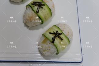 海苔剪成细条放上去装饰即可。