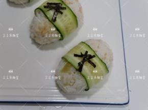 海苔剪成细条放上去装饰即可。