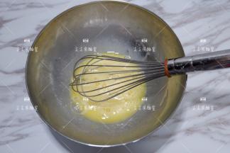 用手动蛋抽拌匀