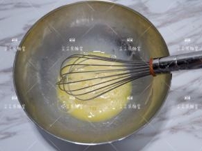 用手动蛋抽拌匀