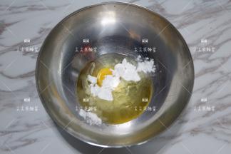鸡蛋、糖粉、玉米油放入盆中