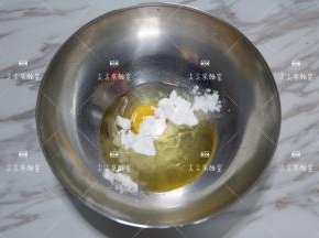 鸡蛋、糖粉、玉米油放入盆中