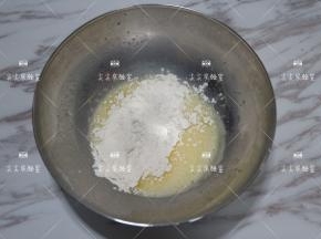 筛入低筋面粉
