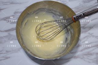 继续用手动蛋抽拌匀