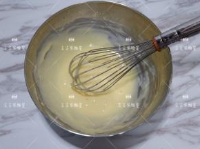 继续用手动蛋抽拌匀