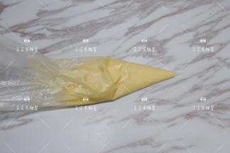 拌好的面糊，装入裱花袋