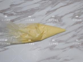 拌好的面糊，装入裱花袋