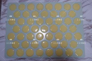 剪开一个小口，将面糊挤入在小圆圈中心挤入8分满。面糊会自动流淌至全满