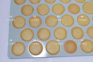 烤好取出放凉后就会变得酥脆。