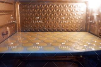 放入预热好的烤箱，上下火160度烘烤15分钟左右即可