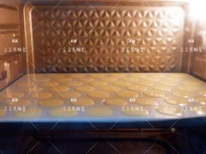 放入预热好的烤箱，上下火160度烘烤15分钟左右即可