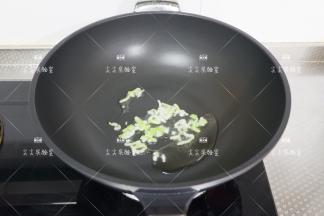 起锅热油加入葱花炒出香味