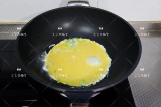 倒入蛋液翻炒至将要凝固