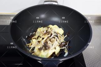 加入黄花菜、木耳迅速翻炒均匀