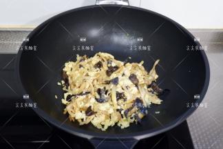 最后加生抽和盐调味炒匀出锅即可