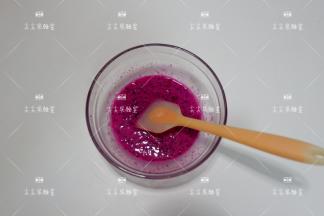火龙果泥加入适量炼乳拌匀