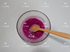 火龙果泥加入适量炼乳拌匀