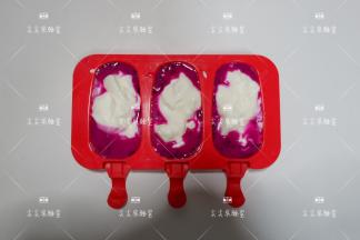 用勺子填入酸奶，填满。