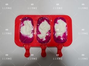 用勺子填入酸奶，填满。