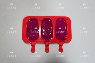 拌好的火龙果泥，倒入冰棍模具底部1/3满。