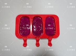 拌好的火龙果泥，倒入冰棍模具底部1/3满。