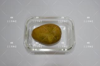 土豆不去皮，搓洗干净泥沙