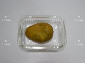 土豆不去皮，搓洗干净泥沙