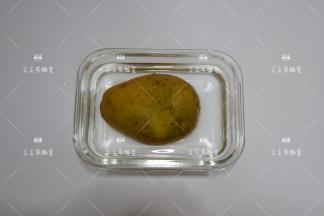 放入耐高温的容器，加入过半的水。