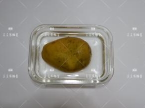 放入耐高温的容器，加入过半的水。