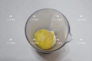 去皮放入料理，加一点点牛奶，根据土豆的含水量决定，不干也可以不加。