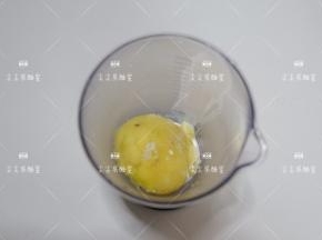 去皮放入料理，加一点点牛奶，根据土豆的含水量决定，不干也可以不加。