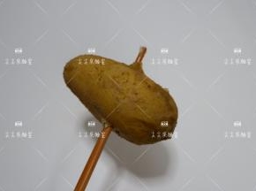 放入微波炉高火10分钟左右，将土豆打至图片中的样子，筷子一戳就透。