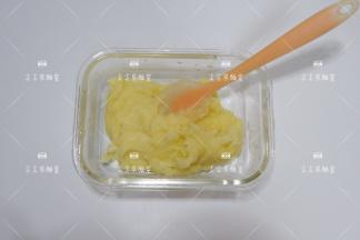 搅打成细腻的土豆泥备用