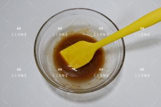 放入微波，中火30秒取出看一下，黄油融化汤汁浓稠就可以了。每家微波炉火力不同，分多次加热就可以了，取出如果不行就在打一会。