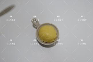 将之前做好的土豆泥团个球放入容器。