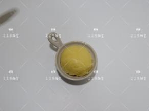 将之前做好的土豆泥团个球放入容器。